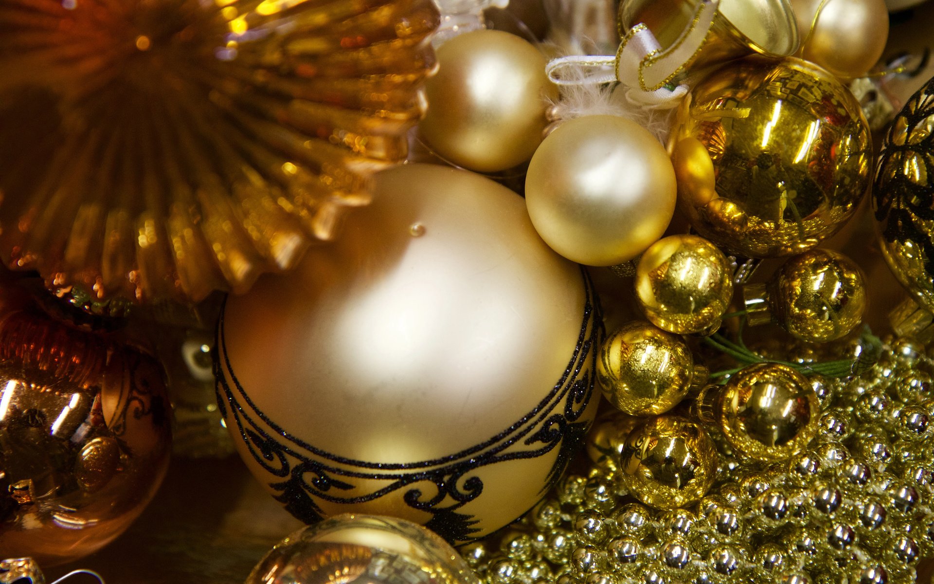 Обои новый год, шары, блеск, бусы, рождество, елочные украшения, new year, balls, shine, beads, christmas, christmas decorations разрешение 3840x2400 Загрузить