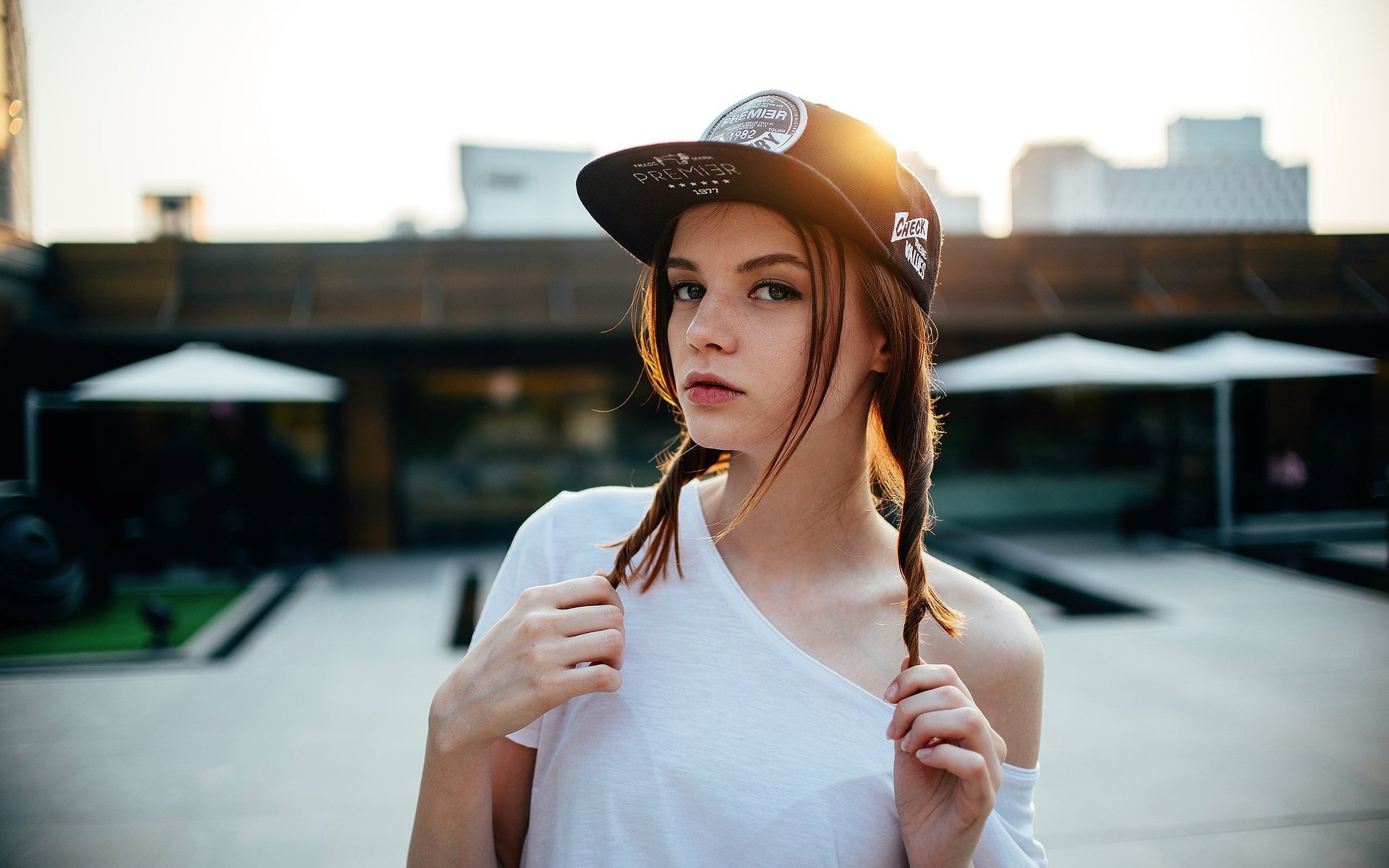 Обои девушка, портрет, взгляд, кепка, майка, шатенка, боке, girl, portrait, look, cap, mike, brown hair, bokeh разрешение 2048x1367 Загрузить