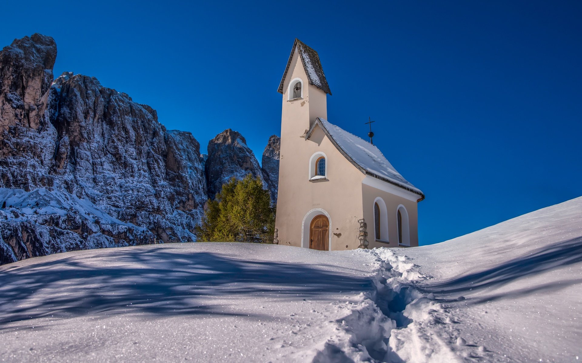 Обои горы, снег, италия, часовня, сугробы, южный тироль, dolomites, mountains, snow, italy, chapel, the snow, south tyrol разрешение 7360x3972 Загрузить