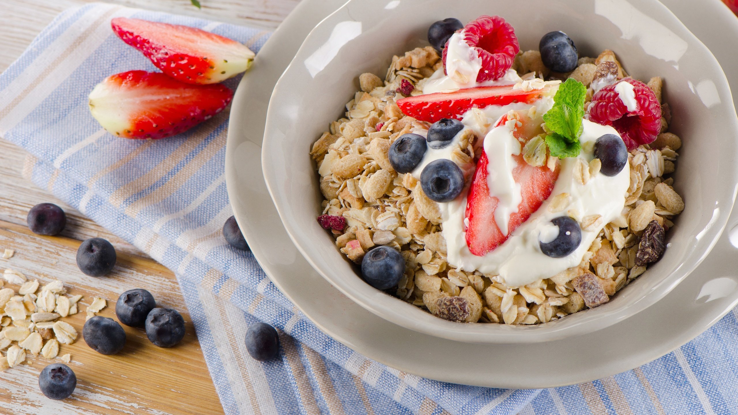 Обои клубника, черника, завтрак, мюсли, здоровые, завтрак каши, strawberry, blueberries, breakfast, muesli, healthy, breakfast cereal разрешение 4500x2981 Загрузить