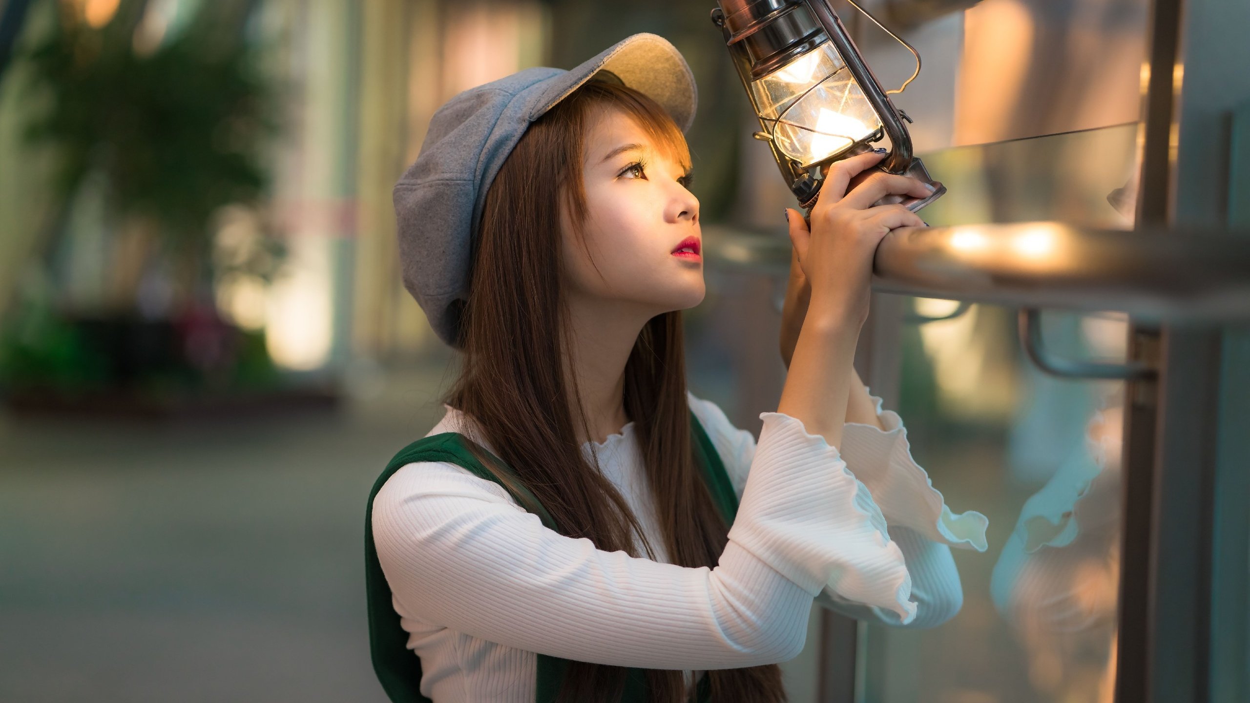 Обои девушка, азиатка, настроение, кепка, портрет, взгляд, лампа, модель, фонарь, лицо, girl, asian, mood, cap, portrait, look, lamp, model, lantern, face разрешение 2906x1920 Загрузить