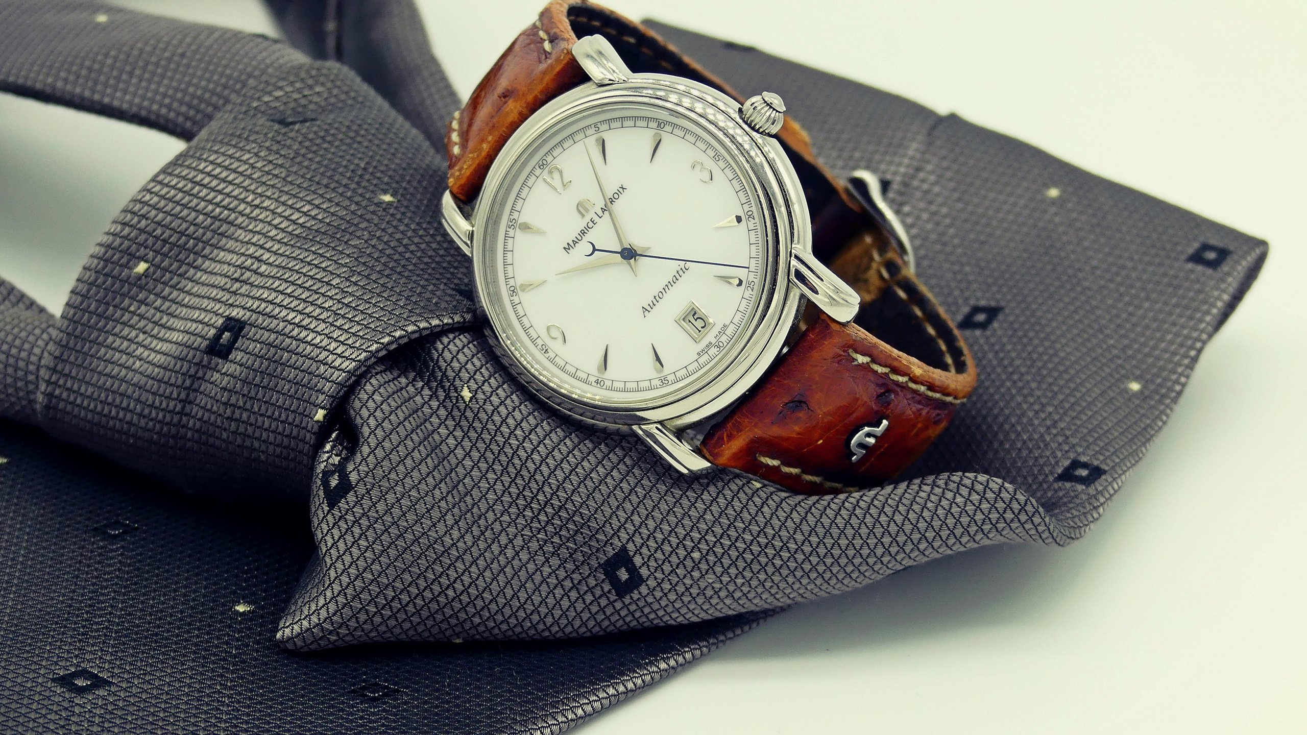 Обои часы, галстук, аксессуары, наручные часы, watch, tie, accessories, wrist watch разрешение 2880x1800 Загрузить