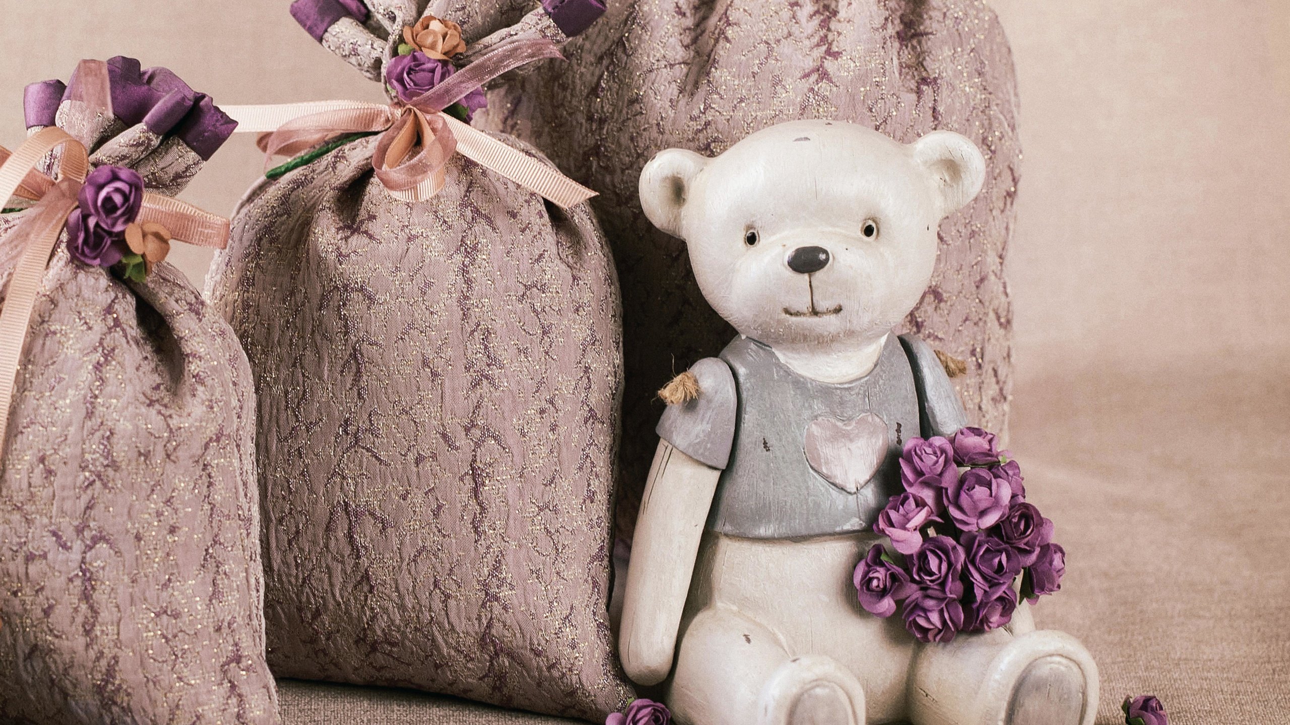 Обои цветы, плюшевый мишка, розы, лепестки, медведь, игрушка, тедди, мешки, натюрморт, flowers, teddy bear, roses, petals, bear, toy, teddy, bags, still life разрешение 8000x5879 Загрузить