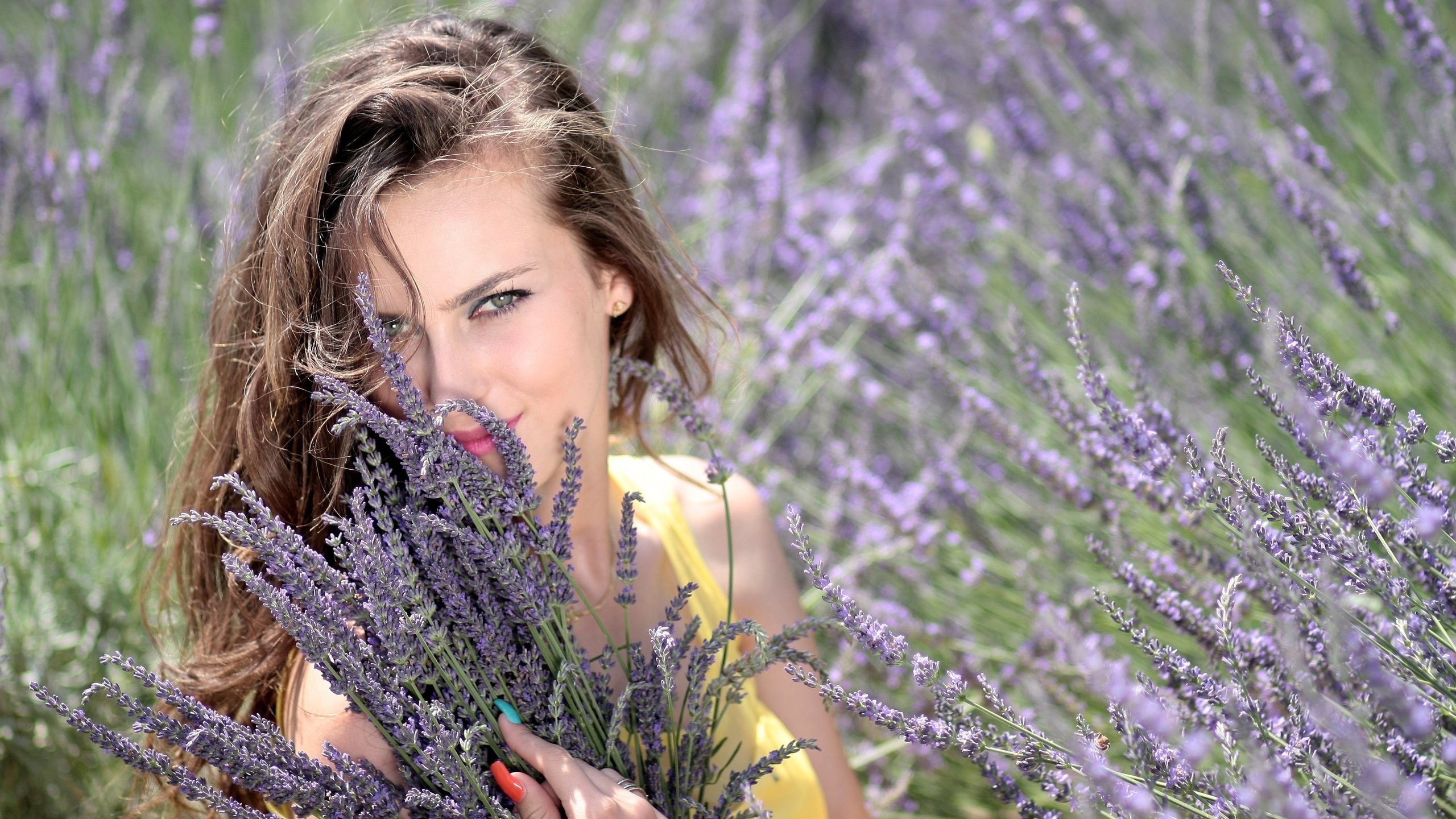 Обои цветы, природа, девушка, лаванда, взгляд, волосы, лицо, flowers, nature, girl, lavender, look, hair, face разрешение 4272x2848 Загрузить