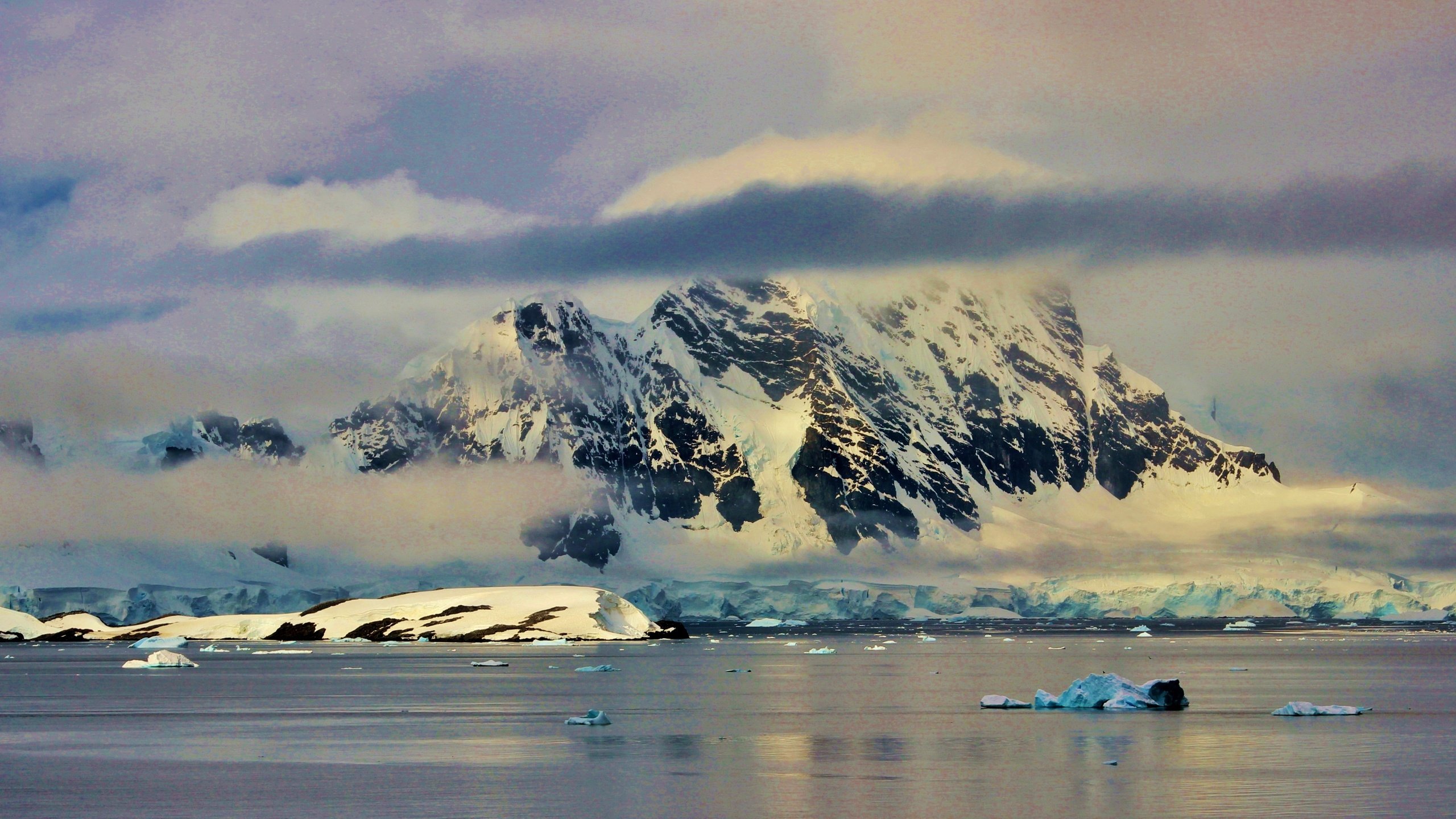 Обои вода, горы, природа, отражение, лёд, антарктида, water, mountains, nature, reflection, ice, antarctica разрешение 4637x3228 Загрузить