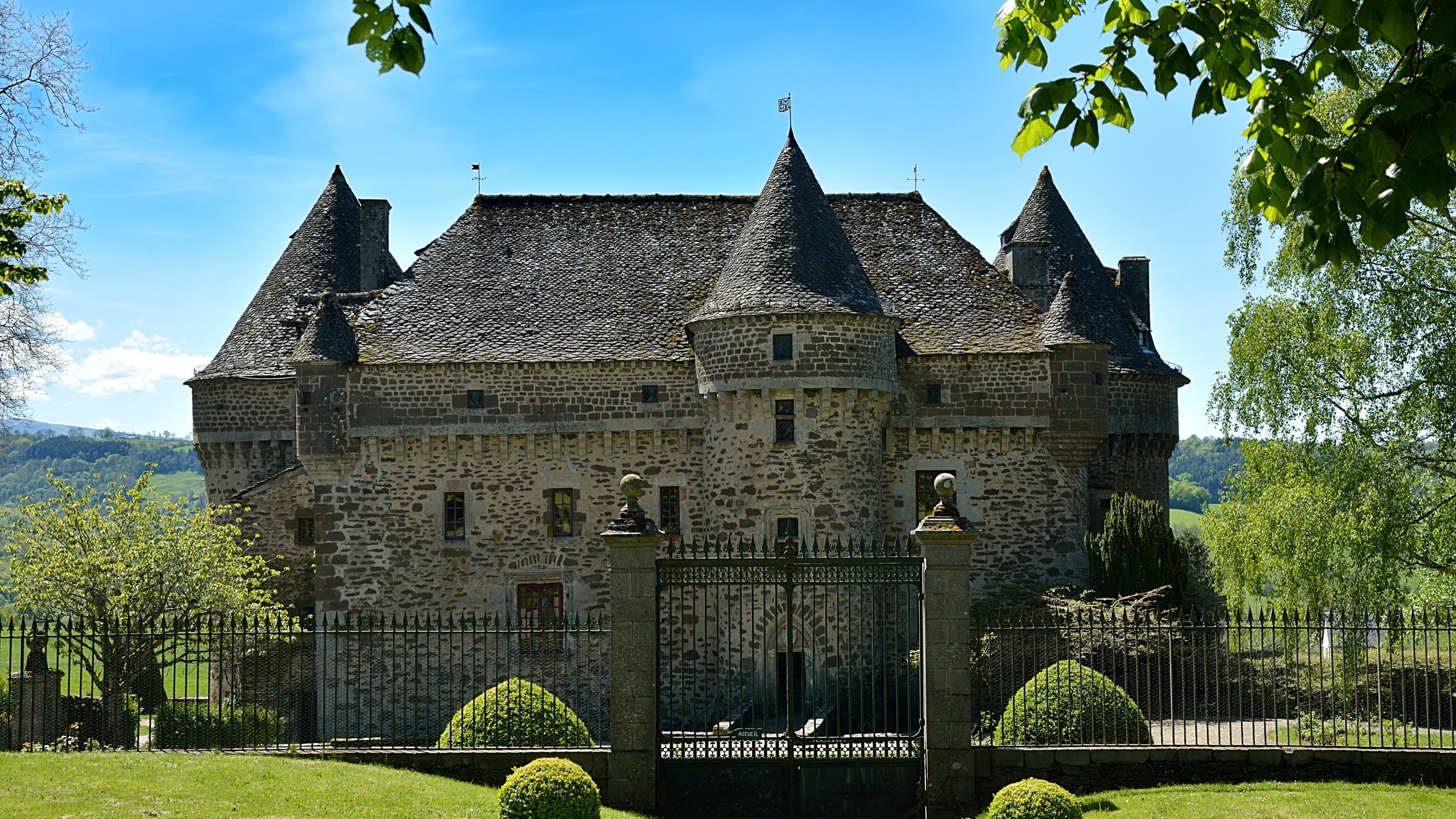 Обои небо, забор, трава, франция, деревья, auzers castle, солнце, зелень, кусты, лето, замок, the sky, the fence, grass, france, trees, the sun, greens, the bushes, summer, castle разрешение 3543x2362 Загрузить