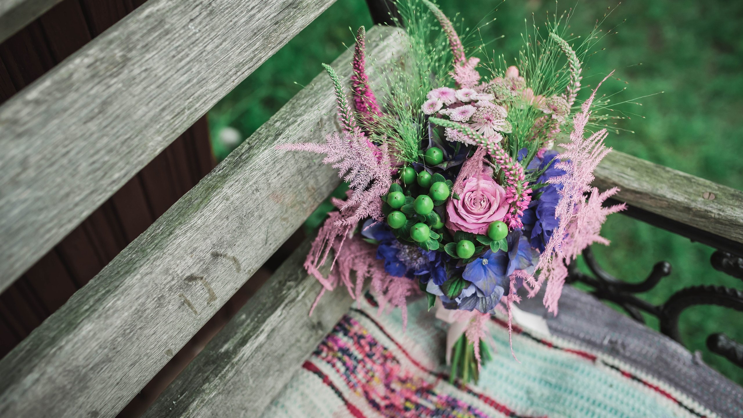 Обои цветы, скамейка, букет, композиция, flowers, bench, bouquet, composition разрешение 6600x4406 Загрузить
