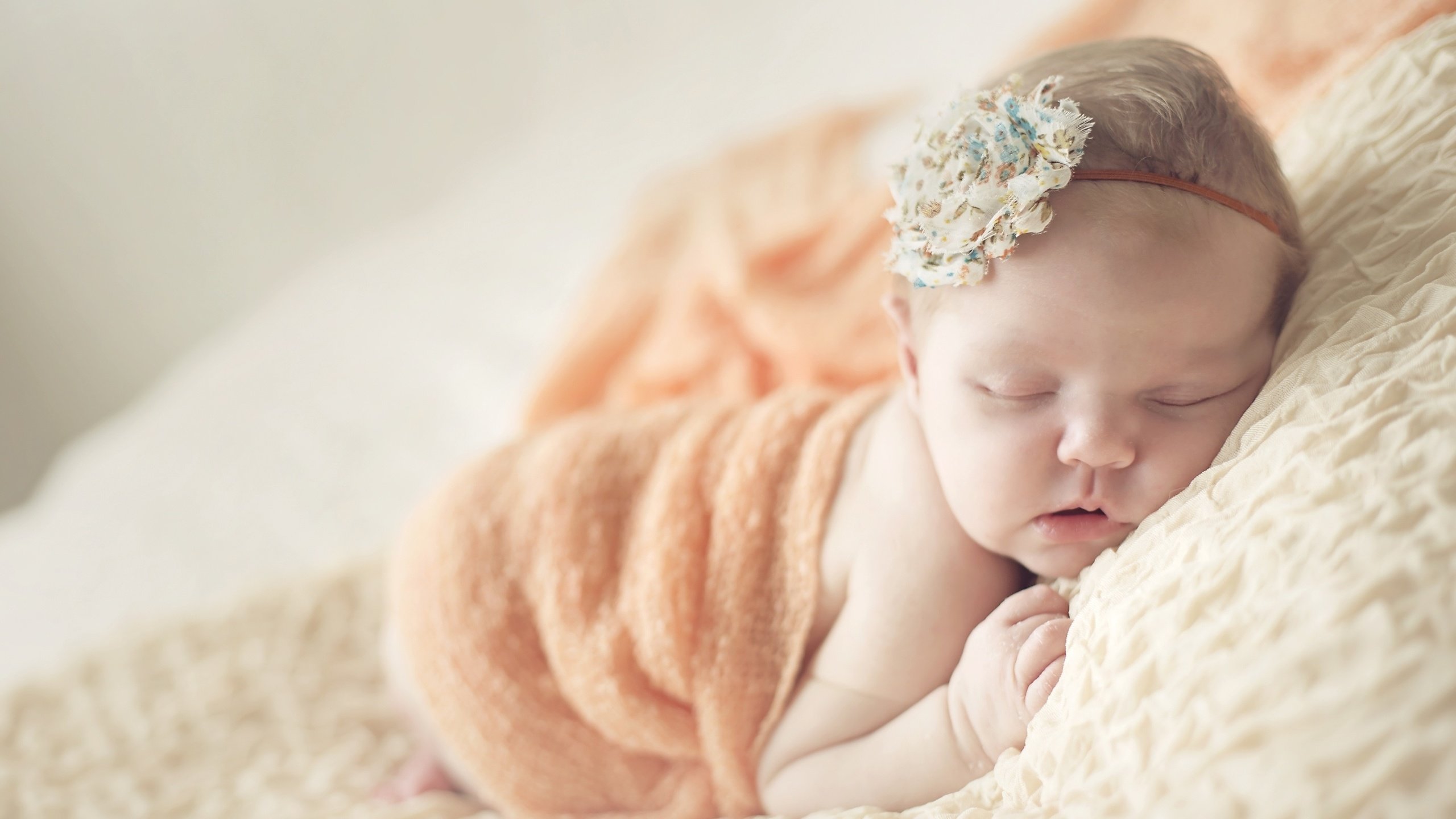 Обои сон, спит, девочка, платок, бантик, малышка, sleep, sleeping, girl, shawl, bow, baby разрешение 3000x1968 Загрузить