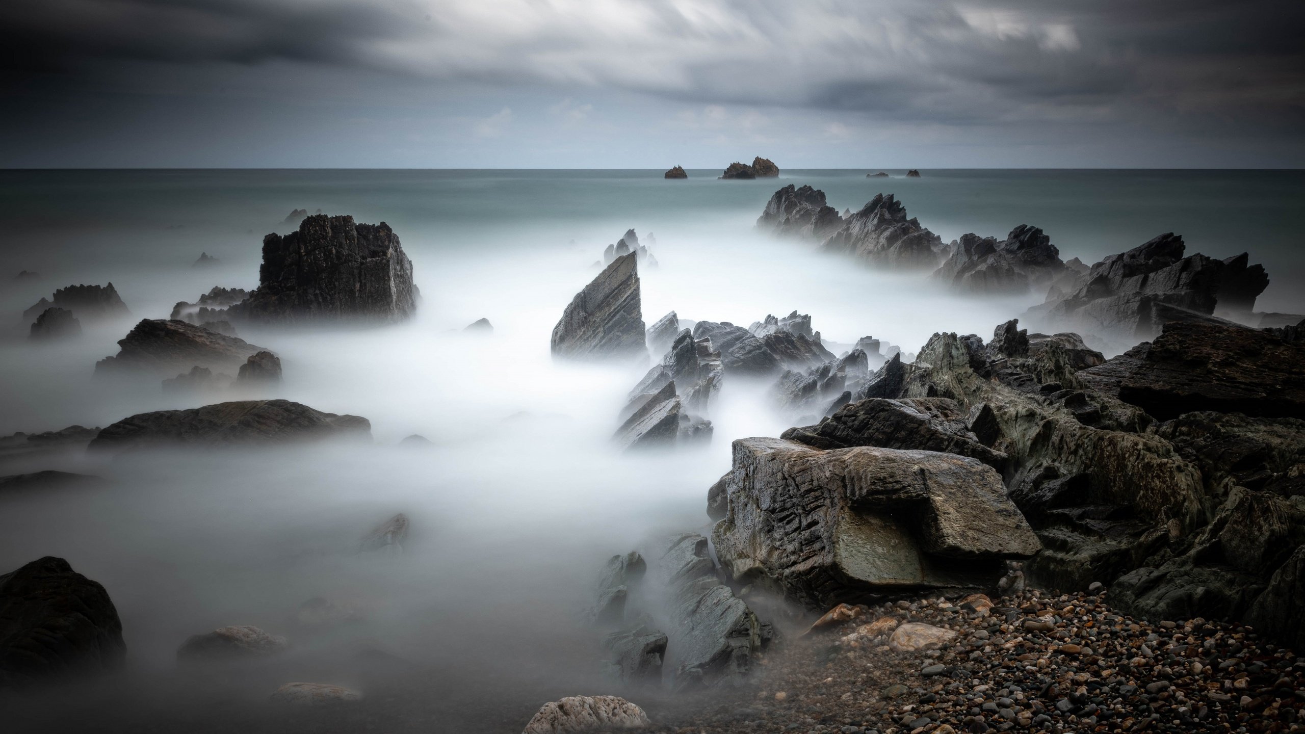 Обои небо, облака, скалы, камни, берег, море, туман, прибой, the sky, clouds, rocks, stones, shore, sea, fog, surf разрешение 3840x2160 Загрузить