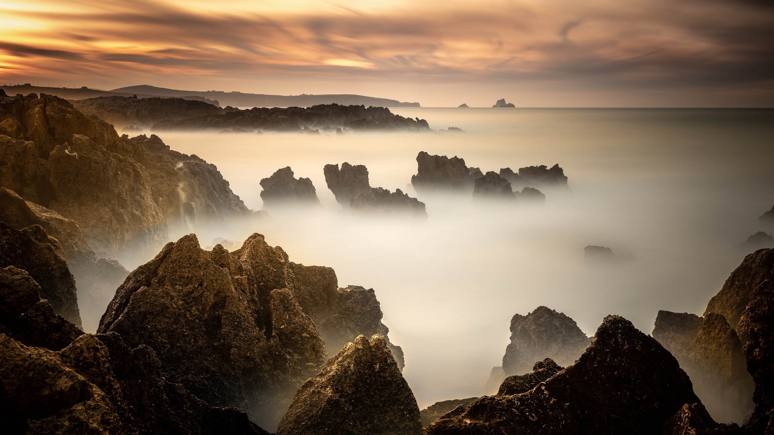 Обои небо, скалы, камни, берег, закат, море, туман, рассвет, the sky, rocks, stones, shore, sunset, sea, fog, dawn разрешение 3840x2160 Загрузить