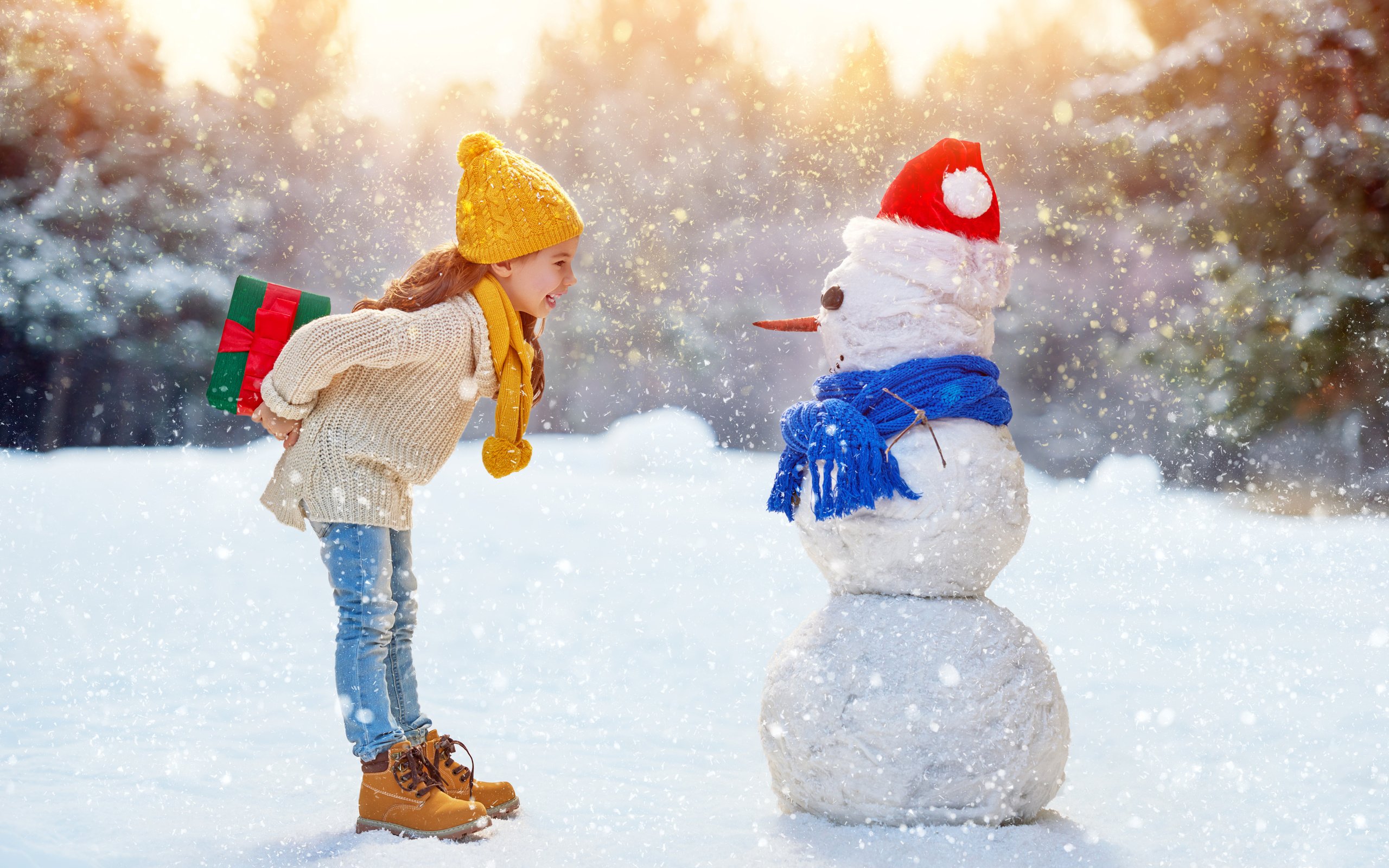 Обои снег, джинсы, новый год, свитер, зима, колпак, настроение, шарф, подарки, шапки, дети, девочка, снеговик, snow, jeans, new year, sweater, winter, cap, mood, scarf, gifts, caps, children, girl, snowman разрешение 5500x3865 Загрузить