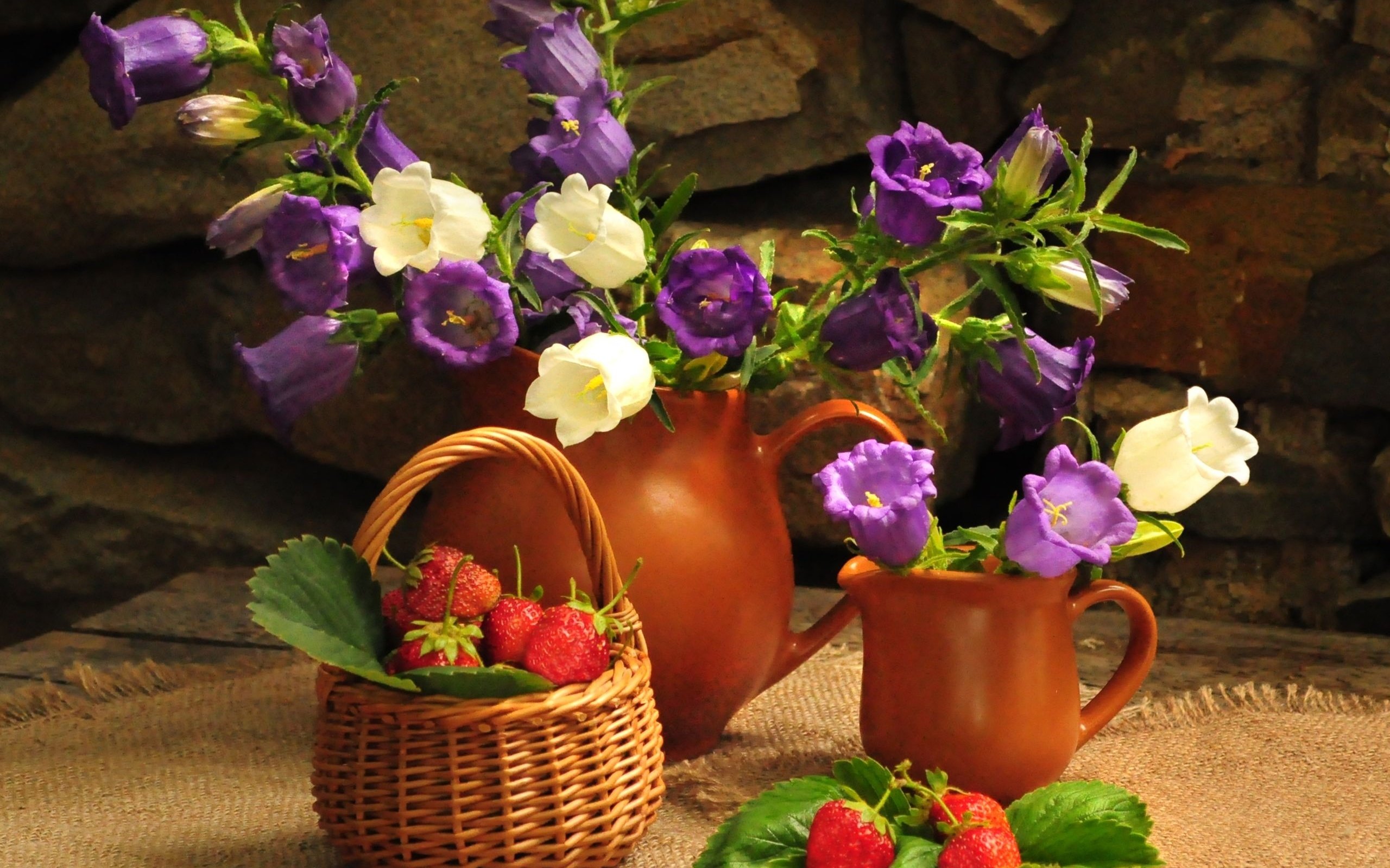 Обои цветы, клубника, ягоды, корзинка, натюрморт, кувшины, flowers, strawberry, berries, basket, still life, pitchers разрешение 2560x1962 Загрузить