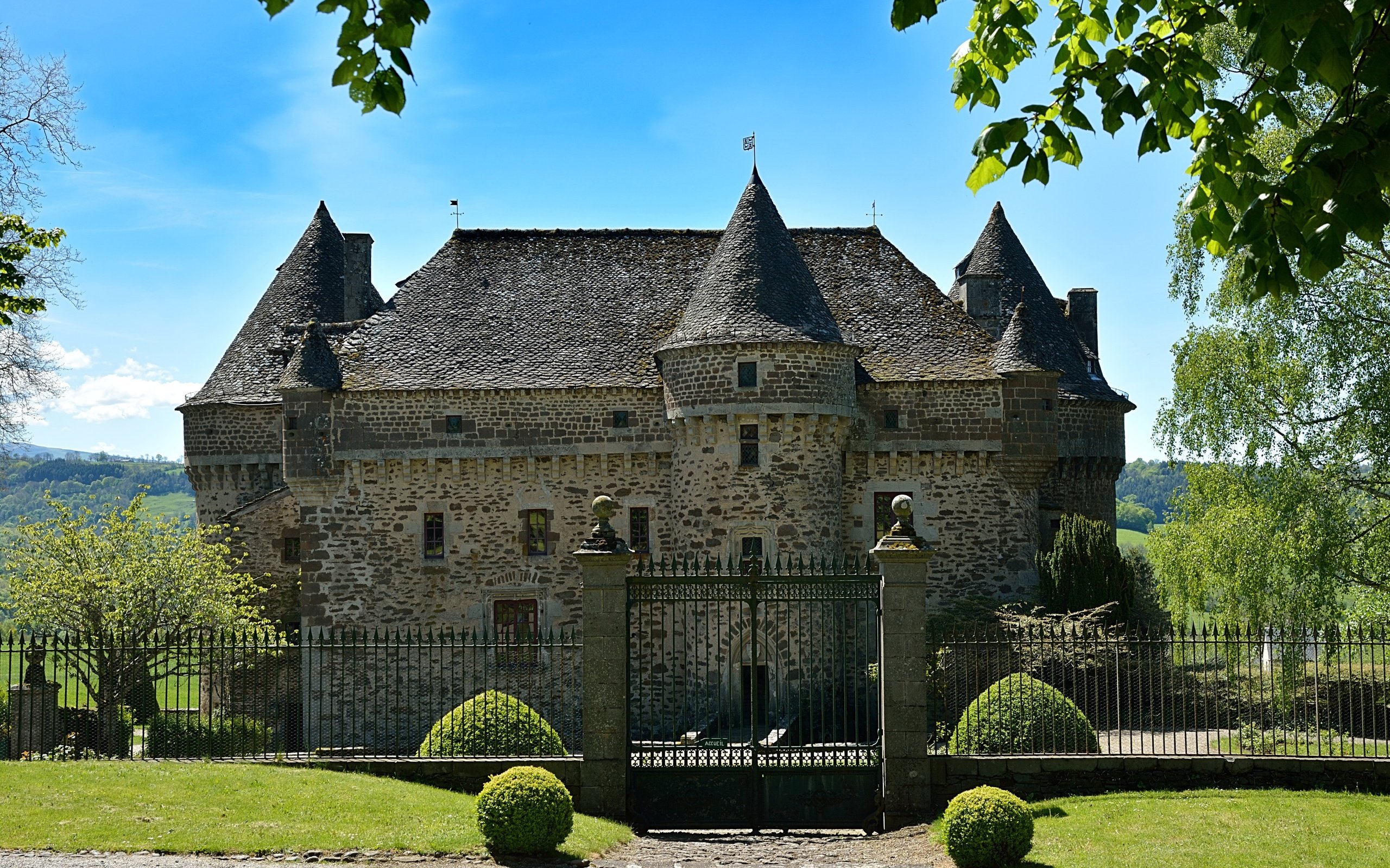 Обои небо, забор, трава, франция, деревья, auzers castle, солнце, зелень, кусты, лето, замок, the sky, the fence, grass, france, trees, the sun, greens, the bushes, summer, castle разрешение 3543x2362 Загрузить