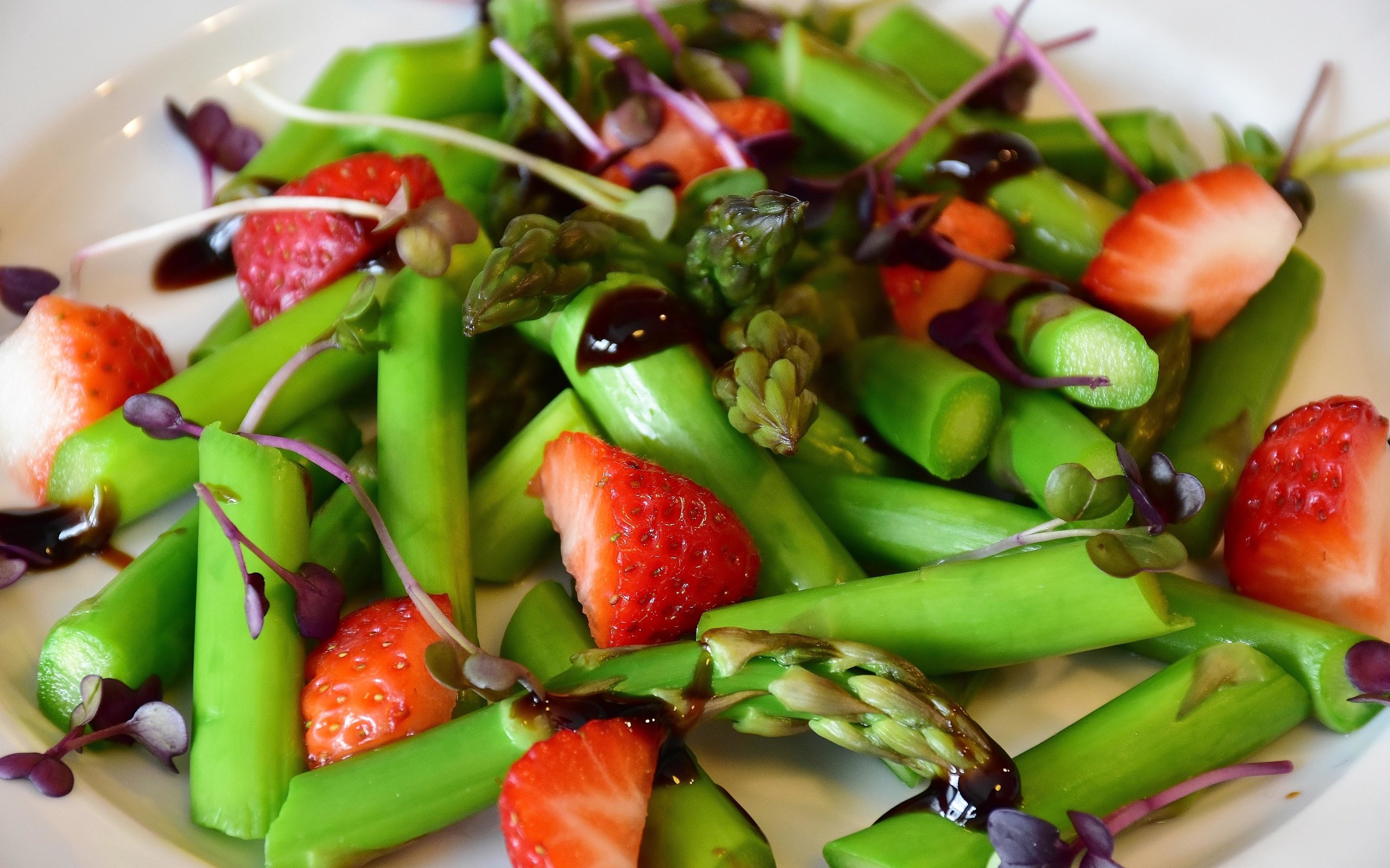 Обои клубника, ягоды, овощи, соус, салат, спаржа, strawberry, berries, vegetables, sauce, salad, asparagus разрешение 6000x4000 Загрузить