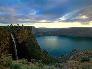 Обои дорога, озеро, скалы, скала, водопад, обрыв, road, lake, rocks, rock, waterfall, open разрешение 2560x1600 Загрузить