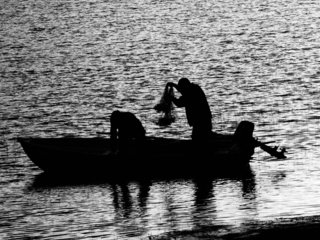 Обои вода, люди, черно-белая, лодка, рыбалка, water, people, black and white, boat, fishing разрешение 3032x2016 Загрузить