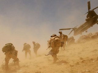 Обои солдаты, ветер, пыль, вертолет, афганистан, soldiers, the wind, dust, helicopter, afghanistan разрешение 2000x1334 Загрузить