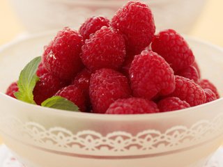 Обои малина, еда, листок, ягоды, чашка, тарелка, raspberry, food, leaf, berries, cup, plate разрешение 1920x1200 Загрузить