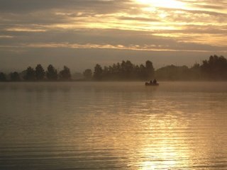 Обои озеро, закат, туман, лодка, lake, sunset, fog, boat разрешение 1920x1080 Загрузить