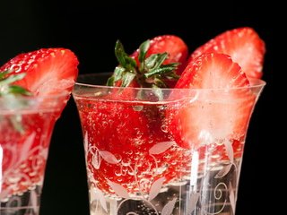 Обои напиток, красная, клубника, черный фон, ягоды, дольки, стаканы, сочно, drink, red, strawberry, black background, berries, slices, glasses, juicy разрешение 1920x1200 Загрузить