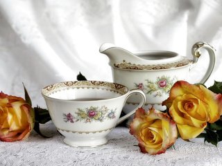 Обои розы, роза, кружка, чашка, чай, натюрморт, скатерть, roses, rose, mug, cup, tea, still life, tablecloth разрешение 1920x1200 Загрузить