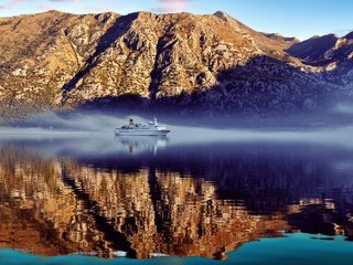 Обои небо, вода, горы, отражения, корабль, the sky, water, mountains, reflection, ship разрешение 1920x1200 Загрузить