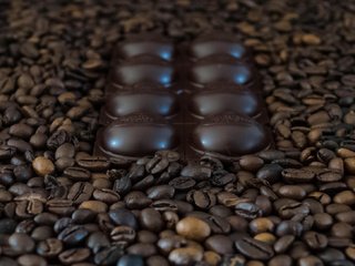 Обои шоколад, кофейные зерна, chocolate, coffee beans разрешение 2142x1090 Загрузить