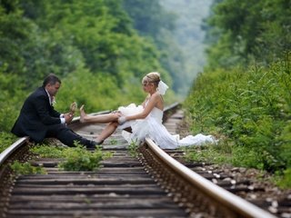 Обои фон, ситуации, свадьба, жених и невеста на рельсах, background, situation, wedding, the bride and groom on the rails разрешение 1920x1080 Загрузить