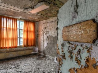 Обои шторы, стул, комната, стены, окно, заброшенное, curtains, chair, room, wall, window, abandoned разрешение 2047x1249 Загрузить