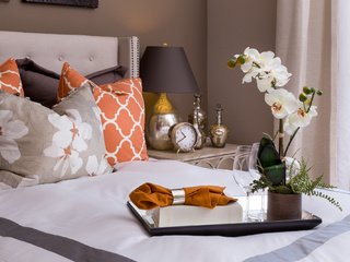 Обои подушки, лампа, часы, кровать, салфетка, орхидея, поднос, pillow, lamp, watch, bed, napkin, orchid, tray разрешение 2000x1332 Загрузить