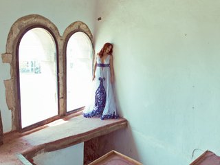 Обои девушка, платье, дом, стены, лицо, girl, dress, house, wall, face разрешение 2048x1365 Загрузить