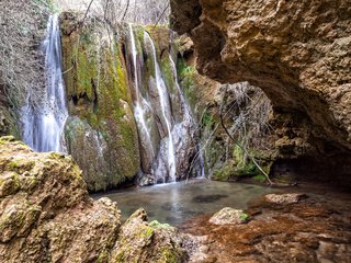 Обои камни, скала, водопад, мох, испания, canete, castille la mancha, stones, rock, waterfall, moss, spain разрешение 2400x1800 Загрузить