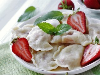 Обои мята, клубника, ягоды, начинка, тесто, вареники, mint, strawberry, berries, filling, the dough, dumplings разрешение 2000x1310 Загрузить