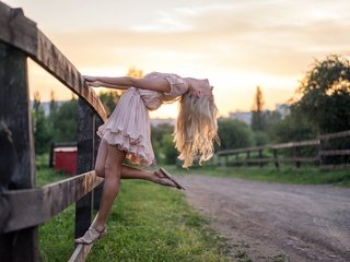 Обои дорога, девушка, блондинка, забор, модель, волосы, natalya, road, girl, blonde, the fence, model, hair разрешение 2048x1365 Загрузить