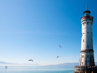 Обои небо, море, маяк, птицы, the sky, sea, lighthouse, birds разрешение 2880x1920 Загрузить