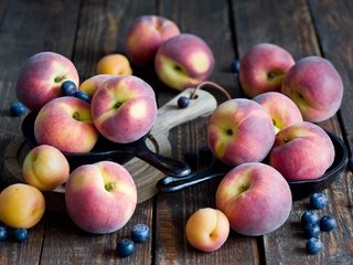 Обои доска, фрукты, ягоды, персики, черника, абрикосы, board, fruit, berries, peaches, blueberries, apricots разрешение 2000x1331 Загрузить