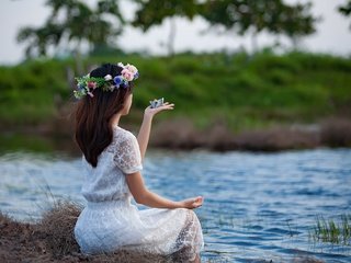 Обои девушка, поза, водоем, венок, белое платье, кораблик, girl, pose, pond, wreath, white dress, boat разрешение 2560x1643 Загрузить