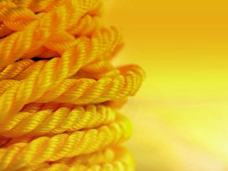 Обои желтый, макро, фон, цвет, веревка, канат, шнур, yellow, macro, background, color, rope, cord разрешение 2880x1920 Загрузить