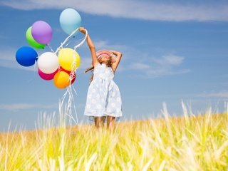 Обои небо, поле, девочка, ребенок, воздушные шарики, the sky, field, girl, child, balloons разрешение 1920x1200 Загрузить