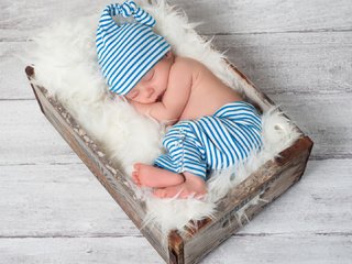 Обои спит, мальчик, младенец, шапочка, мех, дерева, штанишки, sleeping, boy, baby, cap, fur, wood, pants разрешение 1920x1080 Загрузить