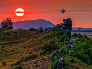 Обои солнце, природа, закат, пейзаж, скала, германия, воздушный шар, the sun, nature, sunset, landscape, rock, germany, balloon разрешение 4000x2543 Загрузить