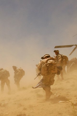 Обои солдаты, ветер, пыль, вертолет, афганистан, soldiers, the wind, dust, helicopter, afghanistan разрешение 2000x1334 Загрузить