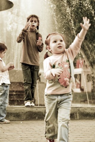 Обои настроение, парк, дети, фонтан, ребенок, девочки, веселье, mood, park, children, fountain, child, girls, fun разрешение 2048x1371 Загрузить
