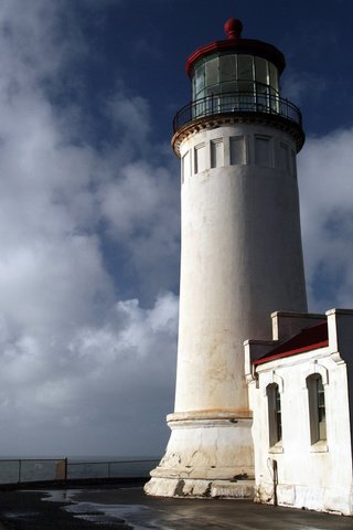 Обои небо, берег, маяк, горизонт, забор, океан, the sky, shore, lighthouse, horizon, the fence, the ocean разрешение 2560x1600 Загрузить