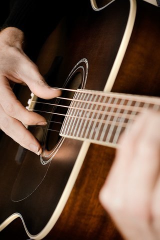 Обои гитара, струны, черный фон, руки, guitar, strings, black background, hands разрешение 1920x1080 Загрузить