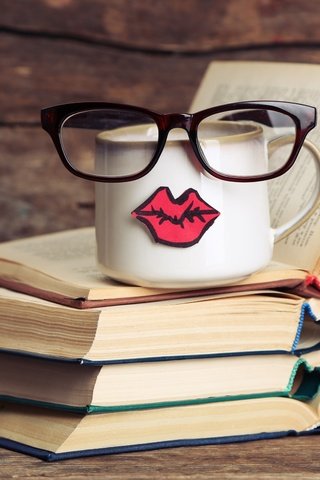 Обои очки, кофе, книги, кружка, юмор, губки, страницы, glasses, coffee, books, mug, humor, sponge, page разрешение 2560x1599 Загрузить