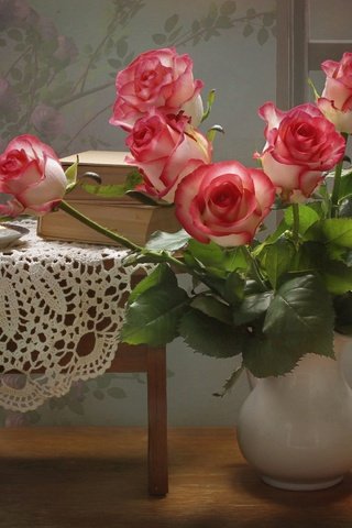 Обои цветы, табурет, розы, книги, блюдце, букет, чашка, ваза, салфетка, flowers, stool, roses, books, saucer, bouquet, cup, vase, napkin разрешение 1920x1248 Загрузить