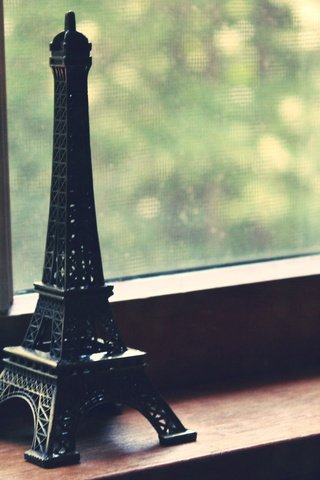 Обои статуэтка, окно, эйфелева башня, подоконник, сувенир, figurine, window, eiffel tower, sill, souvenir разрешение 1920x1200 Загрузить