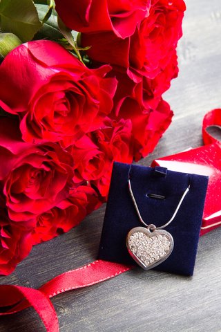 Обои цветы, розы, сердечко, любовь, букет, подарок, ожерелье, валентинов день, flowers, roses, heart, love, bouquet, gift, necklace, valentine's day разрешение 6016x4011 Загрузить