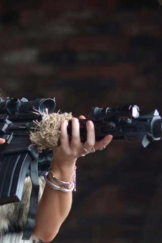 Обои девушка, фон, оружие, взгляд, волосы, лицо, автомат, макияж, girl, background, weapons, look, hair, face, machine, makeup разрешение 1920x1080 Загрузить